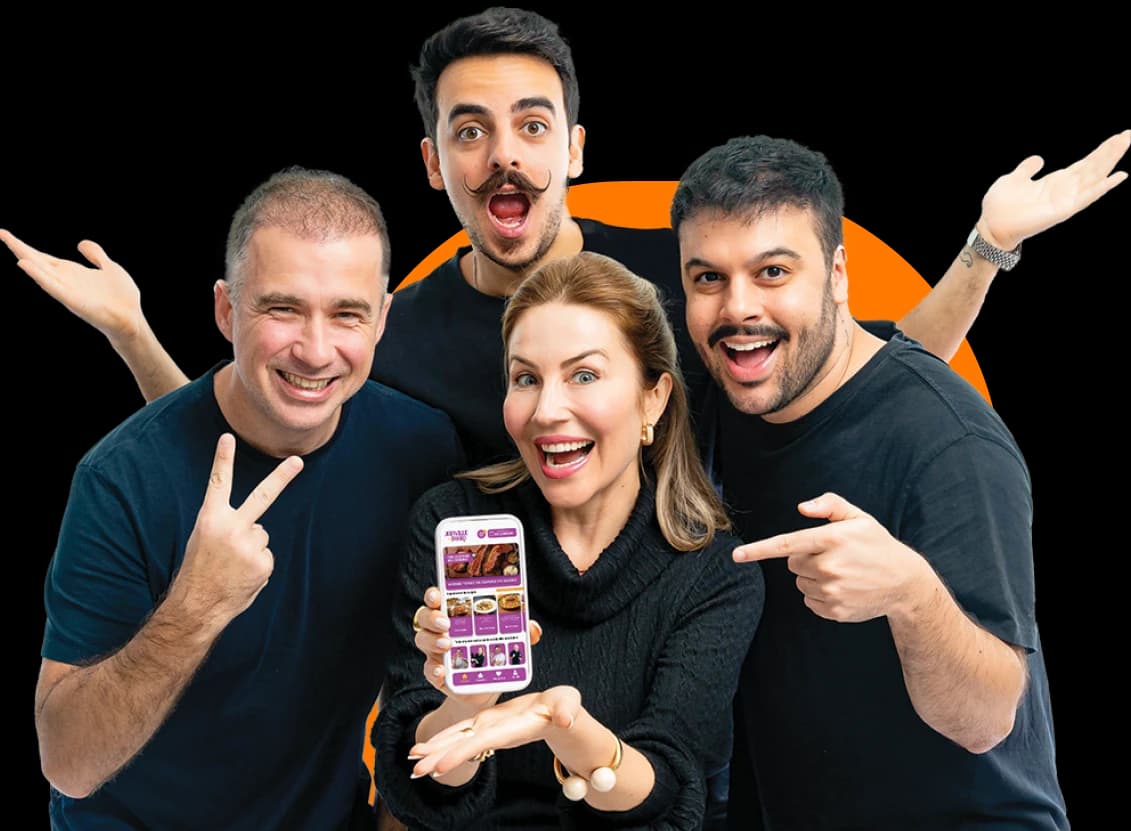 Pessoas felizes com pratos
